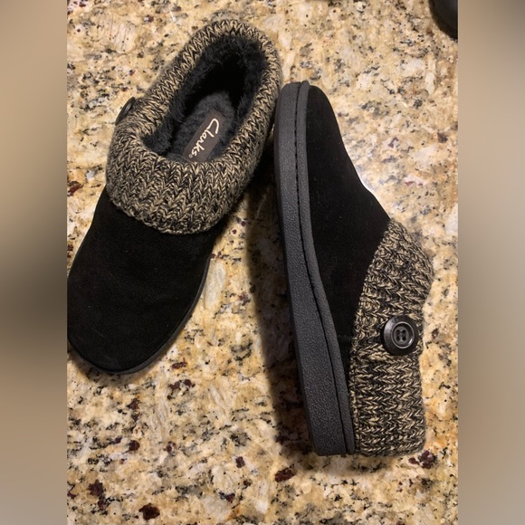 Clarks Shoes - ❎SOLD❎ Clark’s Black and Tan Knit Faux Fur Lined Mules Slippers Women’s Size 9